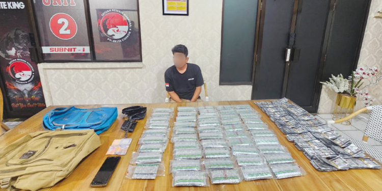 Polisi Bekuk Tiga Pengedar di Cirebon, 6.964 Butir Obat Keras Ilegal Disita 6 Polisi Bekuk Tiga Pengedar Di Cirebon, 6.964 Butir Obat Keras Ilegal Disita