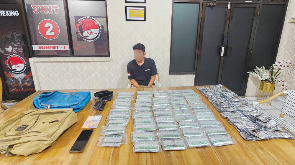 Polisi Bekuk Tiga Pengedar di Cirebon, 6.964 Butir Obat Keras Ilegal Disita 1 Polisi Bekuk Tiga Pengedar Di Cirebon, 6.964 Butir Obat Keras Ilegal Disita