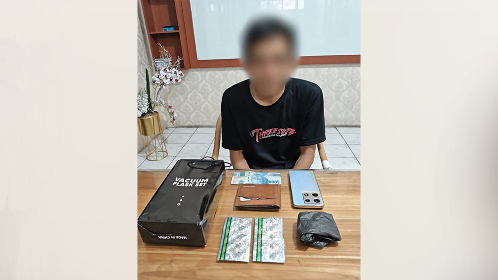 Polisi Ringkus Dua Pengerdar Obat Keras Ilegal di Cirebon 1 Polisi Ringkus Dua Pengerdar Obat Keras Ilegal Di Cirebon