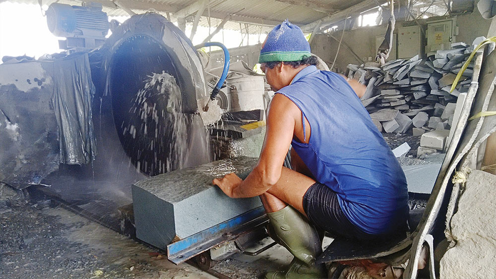 Akui Limbah Cemari Lingkungan, Perajin Batu Alam Cirebon Minta Pendampingan Pemerintah 1 Perajin Batu Alam Cirebon