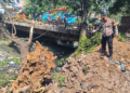 Pohon Tua Tumbang Hantam Pengendara Motor di Jalan KS Tubun Cirebon 11 Pohon Tumbang Di Cirebon