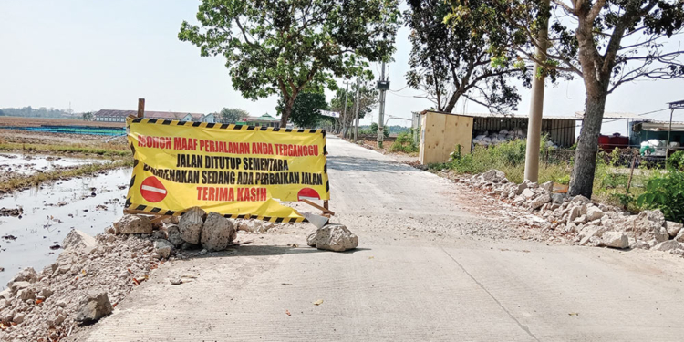 Segera Selesaikan! Banyak Pengendara Terjatuh di Lokasi Proyek Peningkatan Jalan Kaliwedi-Guwa 6 Segera Selesaikan! Banyak Pengendara Terjatuh Di Lokasi Proyek Peningkatan Jalan Kaliwedi-Guwa