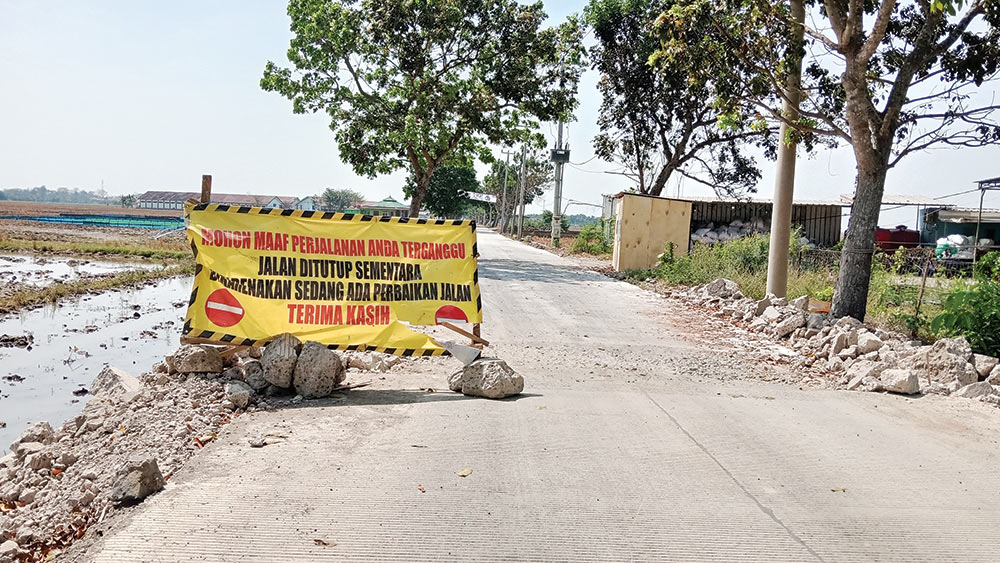 Segera Selesaikan! Banyak Pengendara Terjatuh di Lokasi Proyek Peningkatan Jalan Kaliwedi-Guwa 1 Segera Selesaikan! Banyak Pengendara Terjatuh Di Lokasi Proyek Peningkatan Jalan Kaliwedi-Guwa