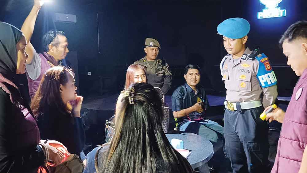 Razia di Cirebon, Pengunjung Tempat Hiburan Malam Dites Urine 1 Razia Di Cirebon, Pengunjung Tempat Hiburan Malam Dites Urine