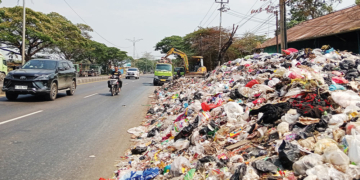 Gunung Sampah Jalan Pantura Arjawinangun Cirebon Dikuras 7 Gunung Sampah Jalan Pantura Arjawinangun Cirebon Dikuras