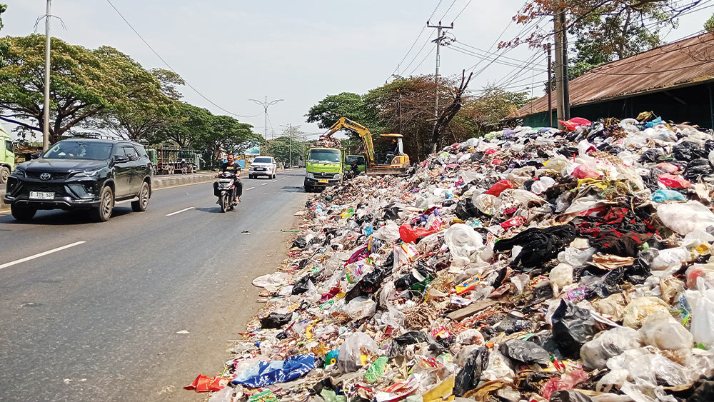 Gunung Sampah Jalan Pantura Arjawinangun Cirebon Dikuras 1 Gunung Sampah Jalan Pantura Arjawinangun Cirebon Dikuras