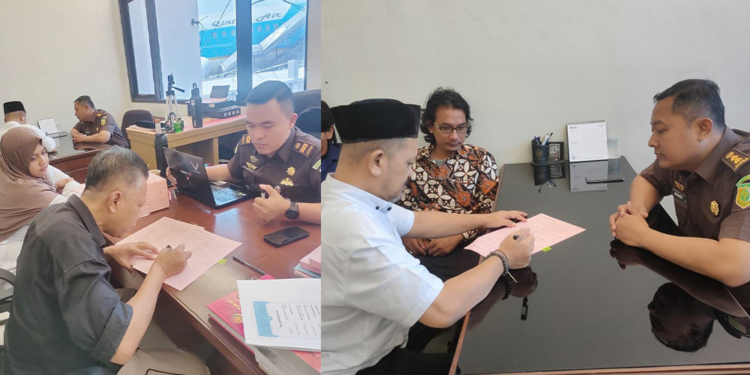 Tersangka Korupsi BPR Bank Cirebon Diserahkan, Berkas P-21, Kejaksaan Sebut Perkara segera Dilimpahkan ke Pengadilan 6 Tersangka Korupsi Bpr Bank Cirebon Diserahkan, Berkas P-21, Kejaksaan Sebut Perkara Segera Dilimpahkan Ke Pengadilan