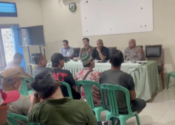 Suasana Audiensi Masyarakat Desa Cikalahang, Kecamatan Dukupuntang, Kabupaten Cirebon, Untuk Mempertanyakan Realisasi Janji Pipanisasi Air Bersih Dari Pdam Kuningan Bertempat Di Kantor Desa Cikalahang, Jumat, 21 Agustus 2026.