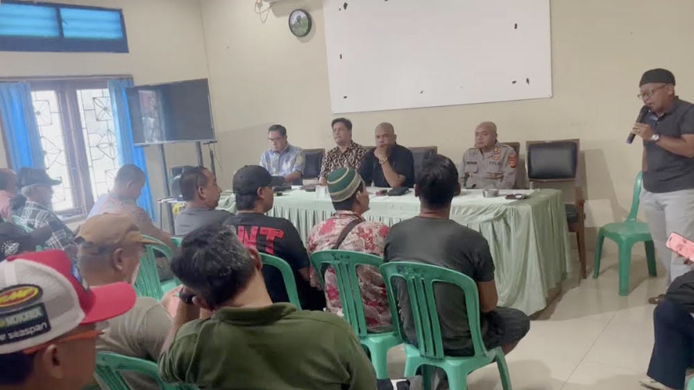 Warga Desa Cikalahang Cirebon Tagih Pipanisasi PDAM Kuningan 1 Suasana Audiensi Masyarakat Desa Cikalahang, Kecamatan Dukupuntang, Kabupaten Cirebon, Untuk Mempertanyakan Realisasi Janji Pipanisasi Air Bersih Dari Pdam Kuningan Bertempat Di Kantor Desa Cikalahang, Jumat, 21 Agustus 2026.