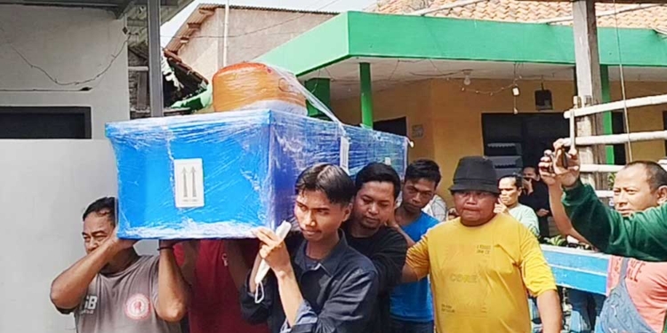 Kedatangan Jenazah Korban Kmp Virgo Transport 8, Yaya Carya, Tiba Di Rumah Duka Di Desa Sigong, Kecamatan Lemahabang, Kabupaten Cirebon, Selasa, 29 September 2026.