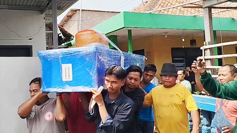 15 Hari Pencarian, Jenazah Warga Cirebon Korban KMP Virgo Transport 8 Tiba di Rumah Duka 1 Kedatangan Jenazah Korban Kmp Virgo Transport 8, Yaya Carya, Tiba Di Rumah Duka Di Desa Sigong, Kecamatan Lemahabang, Kabupaten Cirebon, Selasa, 29 September 2026.