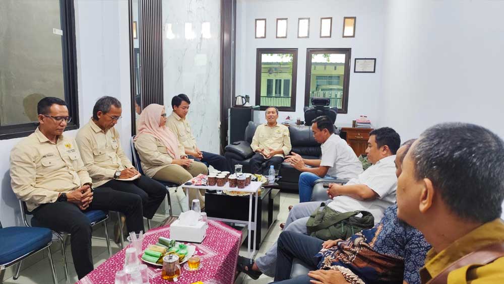 Fasilitas Minim, Komisioner KI Kota Cirebon Bawa Printer Pribadi ke Kantor 1 Komisi I Dprd Kota Cirebon Saat Monitoring Ke Komisi Informasi Kid Kota Cirebon, Selasa, 29 September 2026.