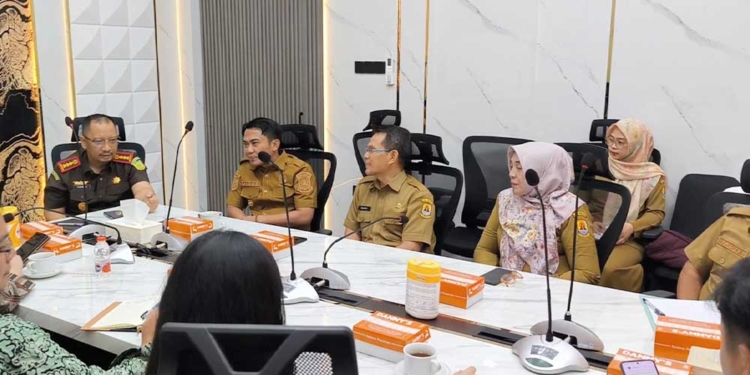 Eks Lapangan Golf Ciperna Dibahas untuk Dikembangkan Jadi Kawasan Ekonomi 6 Pemkab Cirebon Dan Direktur Lman Ri Membahas Rencana Pemanfaatan Aset Milik Kementerian Keuangan Di Kawasan Ciperna, Kecamatan Talun, Termasuk Eks Lapangan Golf Agar Memberikan Dampak Ekonomi, Selasa, 29 September 2026.