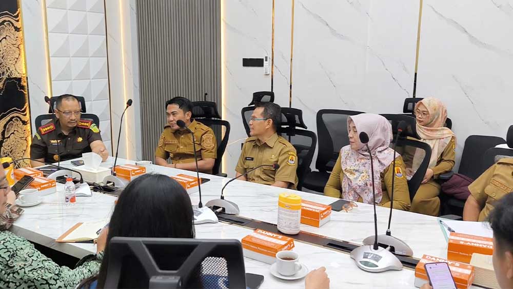 Eks Lapangan Golf Ciperna Dibahas untuk Dikembangkan Jadi Kawasan Ekonomi 1 Pemkab Cirebon Dan Direktur Lman Ri Membahas Rencana Pemanfaatan Aset Milik Kementerian Keuangan Di Kawasan Ciperna, Kecamatan Talun, Termasuk Eks Lapangan Golf Agar Memberikan Dampak Ekonomi, Selasa, 29 September 2026.