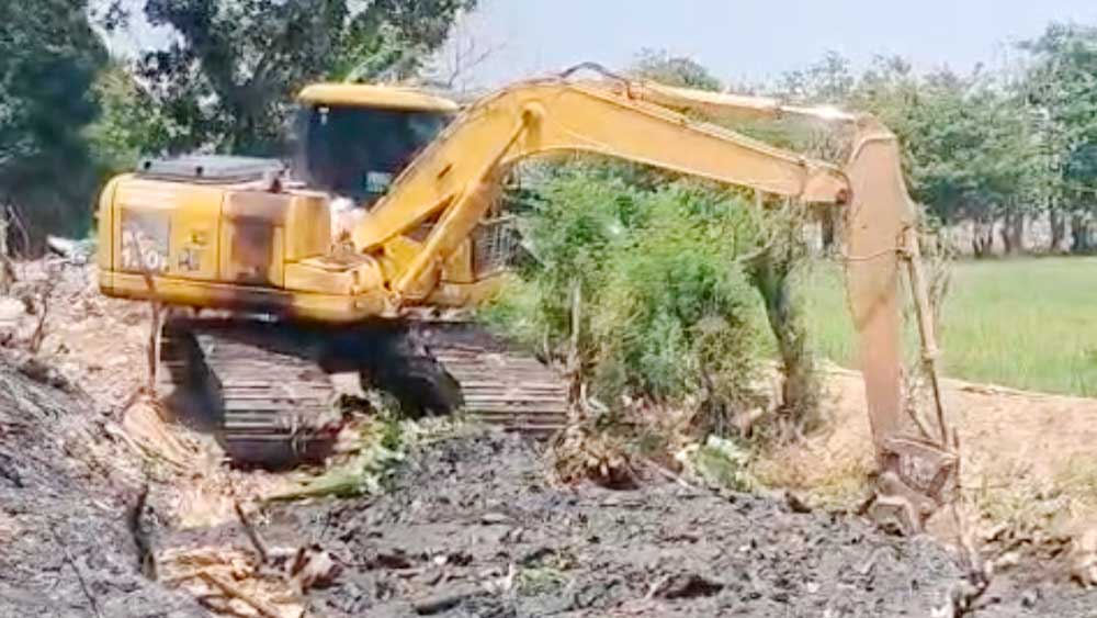 Pasca Penertiban Bangli Kenanga-Plumbon, Sungai Pembuang Karangjati Mulai Dinormalisasi 1 Dputr Kabupaten Cirebon Menerjunkan Alat Berat Untuk Mulai Menormalisasi Sungai Pembuang Karangjati, Senin, 21 September 2026.
