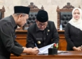 Raperda Data Presisi Kabupaten Cirebon Jadi Landasan Kebijakan Sesuai Kondisi Riil 3 Bupati Cirebon, Drs H Imron Menandatangani Berita Acara Rapat Paripurna Di Ruang Rapat Abhimata Dprd Kabupaten Cirebon, Kamis, 17 September 2026.