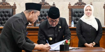 Raperda Data Presisi Kabupaten Cirebon Jadi Landasan Kebijakan Sesuai Kondisi Riil 7 Bupati Cirebon, Drs H Imron Menandatangani Berita Acara Rapat Paripurna Di Ruang Rapat Abhimata Dprd Kabupaten Cirebon, Kamis, 17 September 2026.