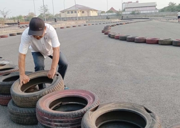 Ketua Imi Kabupaten Cirebon, Mulyono, Saat Mengecek Lintasan Sirkuit Road Race Di Stadion Watubelah, Kamis, 10 September 2026.