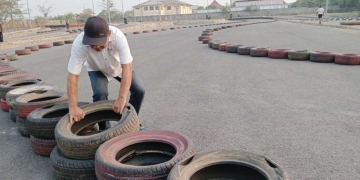 Road Race Kembali Digelar di Stadion Watubelah Cirebon Setelah Vakum Tujuh Tahun 7 Ketua Imi Kabupaten Cirebon, Mulyono, Saat Mengecek Lintasan Sirkuit Road Race Di Stadion Watubelah, Kamis, 10 September 2026.