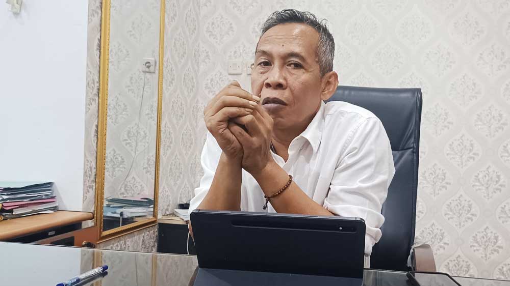 Anggaran Rutilahu Kabupaten Cirebon Terserap 90 Persen, 13 Ribu Usulan Masih Antre 2 Sekretaris Dinas Perumahan, Kawasan Permukiman Dan Pertanahan (Dpkpp) Kabupaten Cirebon, Iwan Santoso, Saat Memberikan Keterangan Pers Terkait Penangnan Rutilahu Di Kabupaten Cirebon, Rabu, 3 September 2026.
