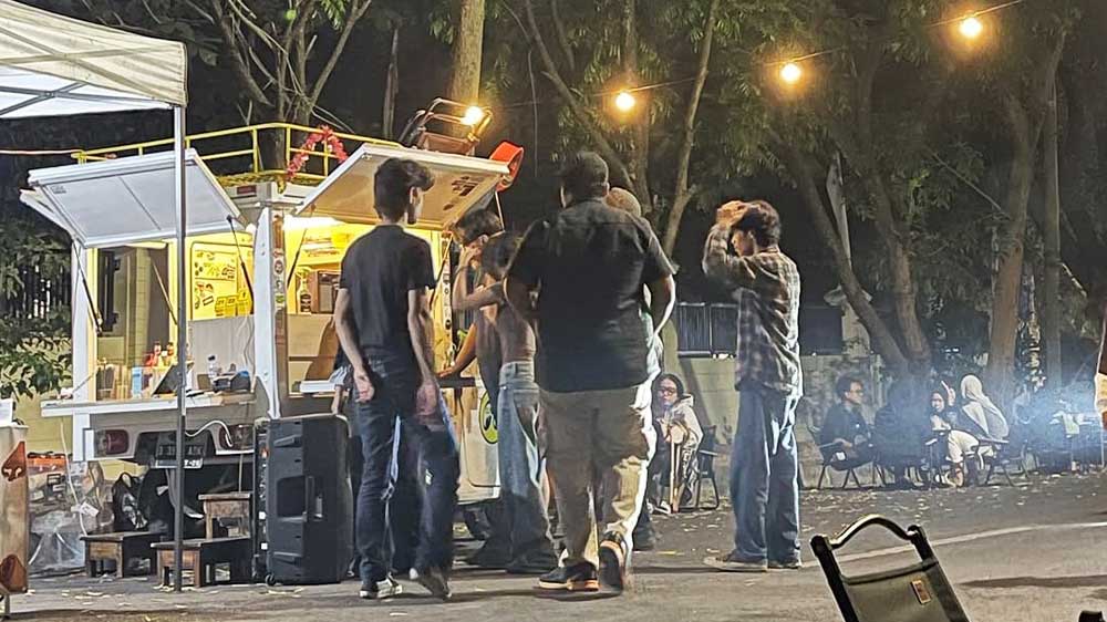 Street Coffee Hidupkan Alun-alun Pataraksa hingga Tengah Malam 1 Street Coffee Ramaikan Kawasan Alun-Alun Pataraksa Di Sumber, Kabupaten Cirebon, Selasa, 1 September 2026.