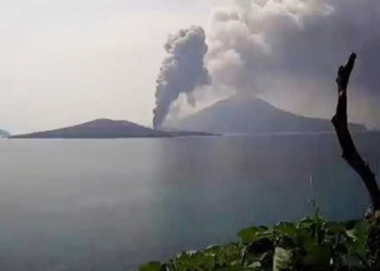 Abu Vulkanik Gunung Anak Krakatau