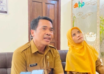 Asal-usul 196 Karung Beras Bantuan Pangan di Rumah Warga Waled Diselidiki 1 Kabid Ketersediaan, Kerawanan Dan Distribusi Pangan Dkpp Kabupaten Cirebon, Moch Muslih Saat Memberikan Keterangan Pers Terkait Penemuan 196 Karung Beras Bantuan Pangan Di Sebuah Rumah Di Desa Ambit, Kecamatan Waled, Kabupaten Cirebon, Senin, 7 September 2026.