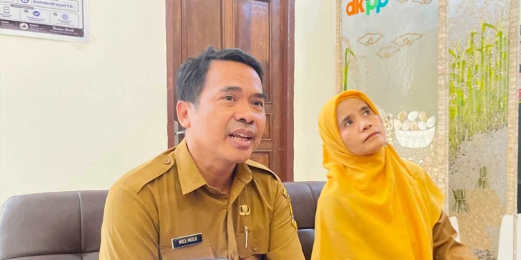 Asal-usul 196 Karung Beras Bantuan Pangan di Rumah Warga Waled Diselidiki 8 Kabid Ketersediaan, Kerawanan Dan Distribusi Pangan Dkpp Kabupaten Cirebon, Moch Muslih Saat Memberikan Keterangan Pers Terkait Penemuan 196 Karung Beras Bantuan Pangan Di Sebuah Rumah Di Desa Ambit, Kecamatan Waled, Kabupaten Cirebon, Senin, 7 September 2026.