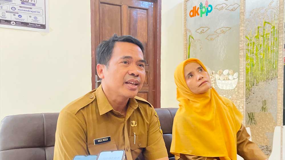 Asal-usul 196 Karung Beras Bantuan Pangan di Rumah Warga Waled Diselidiki 1 Kabid Ketersediaan, Kerawanan Dan Distribusi Pangan Dkpp Kabupaten Cirebon, Moch Muslih Saat Memberikan Keterangan Pers Terkait Penemuan 196 Karung Beras Bantuan Pangan Di Sebuah Rumah Di Desa Ambit, Kecamatan Waled, Kabupaten Cirebon, Senin, 7 September 2026.