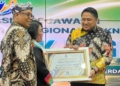 BKPSDM Kabupaten Cirebon Borong Tiga Penghargaan 19 Kepala Bkpsdm Kabupaten Cirebon, Ade Nugroho Yuliarno Menerima Penghargaan Dari Bkn Kantor Regional Iii.