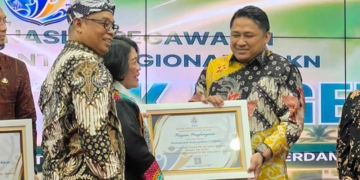 Kepala Bkpsdm Kabupaten Cirebon, Ade Nugroho Yuliarno Menerima Penghargaan Dari Bkn Kantor Regional Iii.