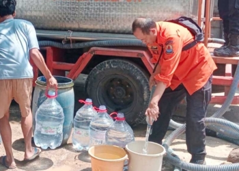 Kemarau Berkepanjangan, BPBD Kabupaten Cirebon Salurkan Air Bersih ke Warga Desa Ciwaringin 1 Bpbd Kabupaten Cirebon Menyalurkan Bantuan Air Bersih Kepada Warga Desa Ciwaringin Yang Terdampak Kekeringan.