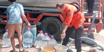 Kemarau Berkepanjangan, BPBD Kabupaten Cirebon Salurkan Air Bersih ke Warga Desa Ciwaringin 7 Bpbd Kabupaten Cirebon Menyalurkan Bantuan Air Bersih Kepada Warga Desa Ciwaringin Yang Terdampak Kekeringan.