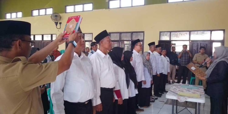 Prosesi Pelantikan Anggota Bpd Kejuden, Kecamatan Depok, Kabupaten Cirebon Periode 2026-2034 Di Aula Kantor Desa Setempat, Selasa, 1 September 2026.