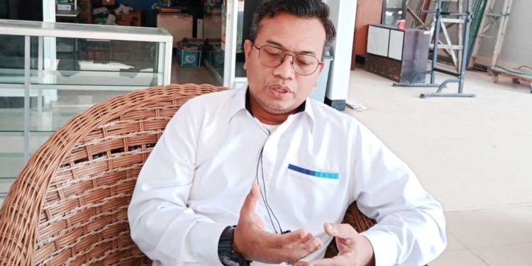Temuan 192 Karung Beras di Waled, Bulog Cirebon Perketat Pengawasan Bantuan Pangan 6 Kepala Perum Bulog Cirebon, Imam Mahdi, Saat Memberikan Keterangan Pers Terkait Penyaluran Bantuan Pangan, Senin, 14 September 2026.