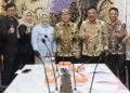 56 Bidang Lahan di Kawasan Hutan Kabupaten Cirebon Akan Diverifikasi 11 Bupati Cirebon, H Imron Foto Bersama Tim Terpadu Penyelesaian Penguasaan Tanah Dalam Rangka Penataan Kawasan Hutan Dari Kementerian Kehutanan Usai Pertemuan Yang Berlangsung Di Kantor Bupati Cirebon, Kamis, 24 September 2026.