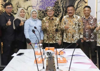 56 Bidang Lahan di Kawasan Hutan Kabupaten Cirebon Akan Diverifikasi 1 Bupati Cirebon, H Imron Foto Bersama Tim Terpadu Penyelesaian Penguasaan Tanah Dalam Rangka Penataan Kawasan Hutan Dari Kementerian Kehutanan Usai Pertemuan Yang Berlangsung Di Kantor Bupati Cirebon, Kamis, 24 September 2026.