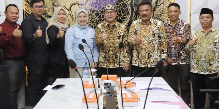 Bupati Cirebon, H Imron Foto Bersama Tim Terpadu Penyelesaian Penguasaan Tanah Dalam Rangka Penataan Kawasan Hutan Dari Kementerian Kehutanan Usai Pertemuan Yang Berlangsung Di Kantor Bupati Cirebon, Kamis, 24 September 2026.