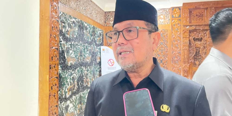 Bupati Cirebon, H Imron Saat Di Wawancara Terkait Pppk Paruh Waktu Setelah Kegiatan Paripurna Di Dprd Kabupaten Cirebon, Selasa, 29 September 2026.