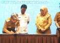 Bupati Cirebon, H Imron Menandatangani Komitmen Bersama Penguatan Sinergi Tpid Dan Tp2Dd Se-Ciayumajakuning Dalam Acara Hlm Tpid Dan Tp2Dd Semester I 2026 Yang Digelar Kpw Bi Cirebon Bersama Tpid Dan Tp2Dd Se-Ciayumajakuning, Selasa, 15 September 2026.
