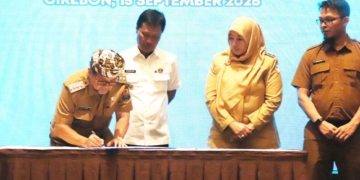 Bupati Cirebon Dorong Kerja Sama Antardaerah Jaga Pasokan dan Harga Pangan 7 Bupati Cirebon, H Imron Menandatangani Komitmen Bersama Penguatan Sinergi Tpid Dan Tp2Dd Se-Ciayumajakuning Dalam Acara Hlm Tpid Dan Tp2Dd Semester I 2026 Yang Digelar Kpw Bi Cirebon Bersama Tpid Dan Tp2Dd Se-Ciayumajakuning, Selasa, 15 September 2026.