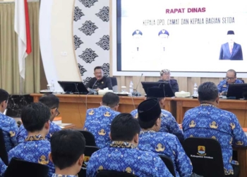 Bupati Cirebon H Imron (Tengah) Saat Memimpin Rapat Dinas Di Aula Paseban, Setda Kabupaten Cirebon, Kamis, 17 September 2026.