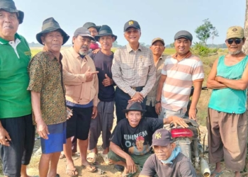 150 Hektare Sawah di Kedongdong Cirebon Terdampak Kekeringan, Petani Harap Penanganan 1 Menteri Pu Didampingi Kuwu Kedongdong Foto Bersama Para Petani Usai Melihat Kondisi Sawah Di Desa Setempat.
