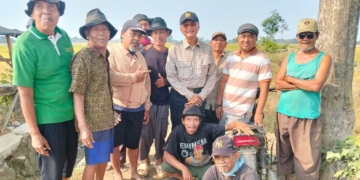 150 Hektare Sawah di Kedongdong Cirebon Terdampak Kekeringan, Petani Harap Penanganan 7 Menteri Pu Didampingi Kuwu Kedongdong Foto Bersama Para Petani Usai Melihat Kondisi Sawah Di Desa Setempat.