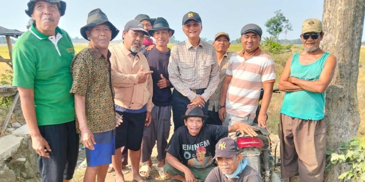 150 Hektare Sawah di Kedongdong Cirebon Terdampak Kekeringan, Petani Harap Penanganan 6 Menteri Pu Didampingi Kuwu Kedongdong Foto Bersama Para Petani Usai Melihat Kondisi Sawah Di Desa Setempat.
