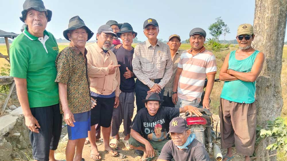 150 Hektare Sawah di Kedongdong Cirebon Terdampak Kekeringan, Petani Harap Penanganan 1 Menteri Pu Didampingi Kuwu Kedongdong Foto Bersama Para Petani Usai Melihat Kondisi Sawah Di Desa Setempat.