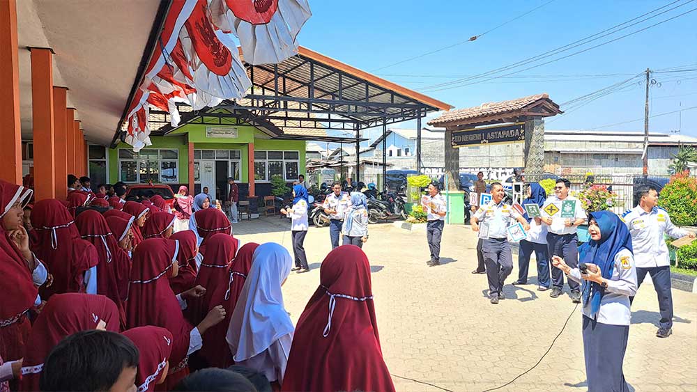 Dishub Kabupaten Cirebon Edukasi Pelajar SD tentang Keselamatan Berlalu Lintas 1 Suasana Edukasi Keselamatan Berlalu Lintas Di Sd Negeri 1 Astapada, Kecamatan Tengahtani Yang Digelar Dishub Kabupaten Cirebon, Rabu, 16 September 2026.