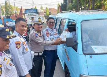 Dishub Kabupaten Cirebon Berbagi di Peringati Harhubnas ke-55 5 Dishub Kabupaten Cirebon Bersama Satlantas Polresta Cirebon Memberikan Bantuan Paket Sembako Kepada Para Pelaku Transportasi Di Kabupaten Cirebon Dalam Rangka Memperingati Harhubnas Ke-55 Tahun 2026, Selasa, 15 September 2026.