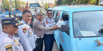 Dishub Kabupaten Cirebon Berbagi di Peringati Harhubnas ke-55 7 Dishub Kabupaten Cirebon Bersama Satlantas Polresta Cirebon Memberikan Bantuan Paket Sembako Kepada Para Pelaku Transportasi Di Kabupaten Cirebon Dalam Rangka Memperingati Harhubnas Ke-55 Tahun 2026, Selasa, 15 September 2026.