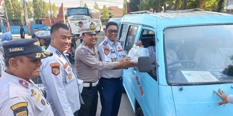 Dishub Kabupaten Cirebon Berbagi di Peringati Harhubnas ke-55 6 Dishub Kabupaten Cirebon Bersama Satlantas Polresta Cirebon Memberikan Bantuan Paket Sembako Kepada Para Pelaku Transportasi Di Kabupaten Cirebon Dalam Rangka Memperingati Harhubnas Ke-55 Tahun 2026, Selasa, 15 September 2026.